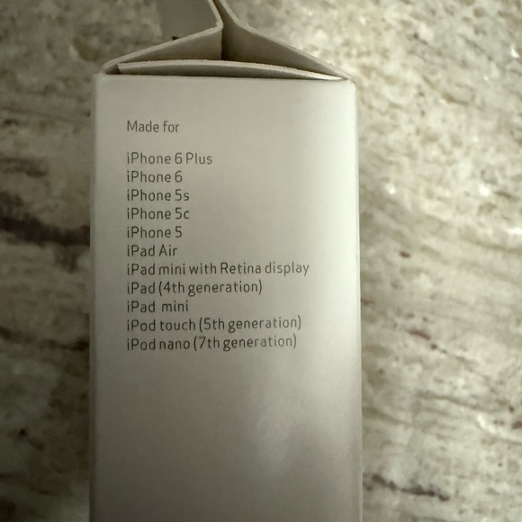 Verizon new in box car charger compatible with Apple products - Picture 3 of 3